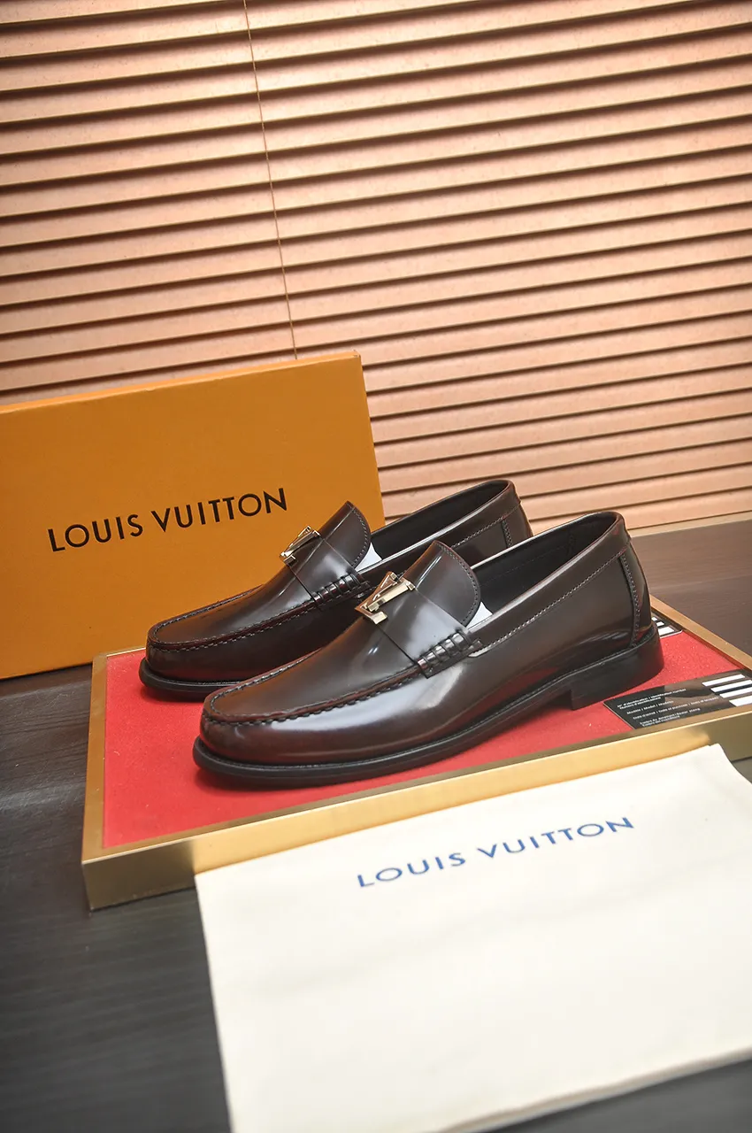 Men's men's shoes 💰560💶 [LV] (original single cowhide lining) 🍀LV's latest genuine leather business suit shoes are launched simultaneously on the official website. The first-layer cowhide imported from Italy is made of heavy gold, 💥1:1 rubber outsole from the official website. Versatile to wear, high-end without losing class, and the color combination is extraordinary. This four-season style is alluring when worn on your feet, showing off your big-name flair. Standard code 38-44 (45 customized)